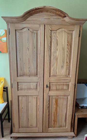 Twee identieke mooie degelijke kledingkasten