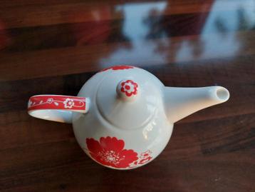Klein theepotje met rode bloemen