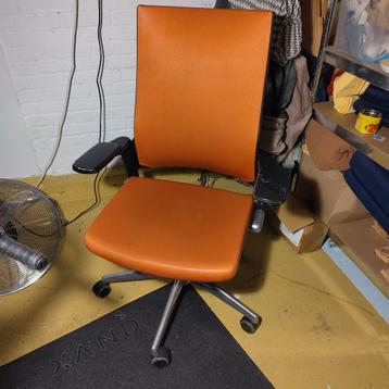 Defecte bureaustoel met ijzer - gratis ophalen