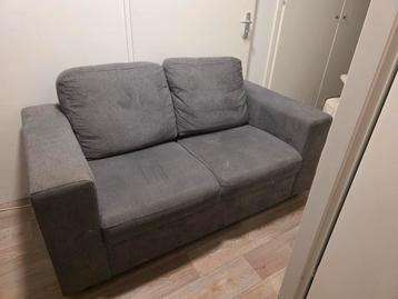 Comfortabele grijze tweezitsbank voor kleine ruimtes