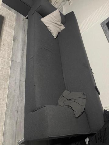 Grijze 3+2 zits bank. Zo snel mogelijk gratis ophalen