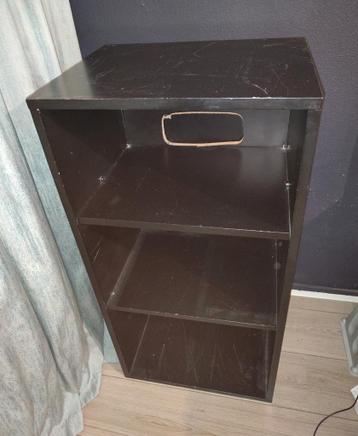 Kleine houten kast met planken