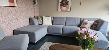 Gratis grijze modulaire hoekbank met stoffen bekleding