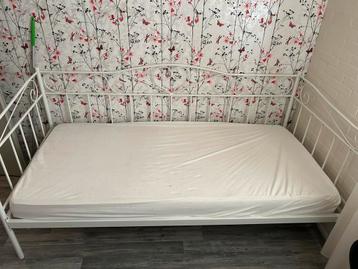 Wit stalen éénpersoonsbed met matras