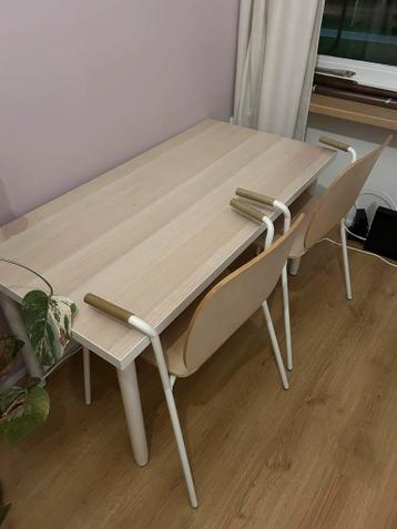 Bureau/tafel met stoelen