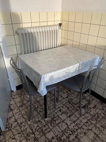 Tafel met 2 stoelen