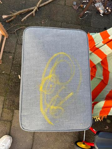 Gratis op te halen: voetenbankje (IKEA)