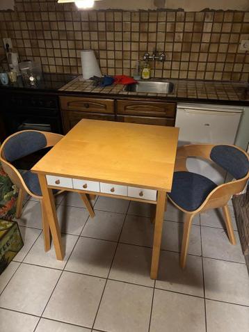 Gratis tafel met 2 stoelen - 75x75cm