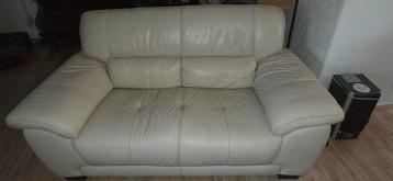 Gratis; Twee lederen 2-zits banken - Ivoor