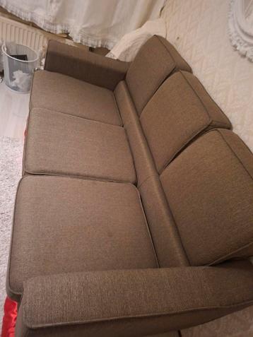 GRATIS Comfortabele bruine stoffen bank