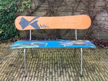 Bankje gemaakt van 2 snowboards