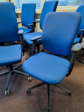 Diverse blauwe bureaustoelen