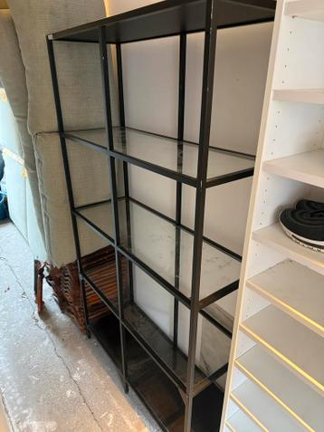Stalen IKEA kast met glazen planken