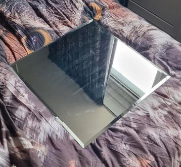 Spiegel 60x60 met muurbeugels gratis af te halen