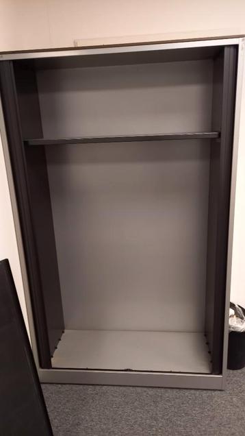 metalen kast, roldeurkast. Deuren stuk