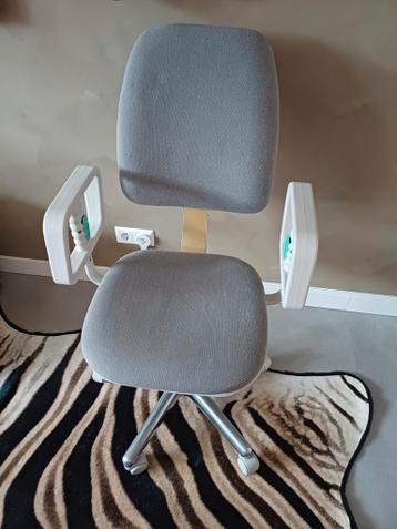 Grijze bureaustoel in goede staat