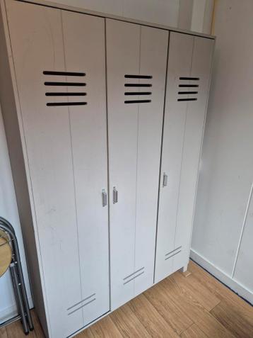 Leuke houten kledingkast