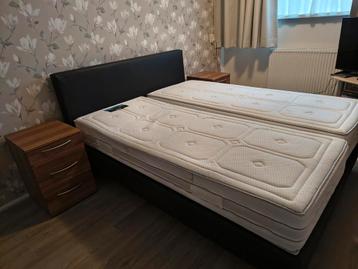 Tweepersoonsbed 160cm met achterwand.