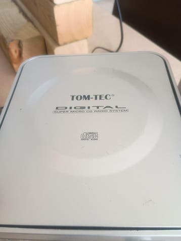 Tom tec radio cd speler met twee losse boxen