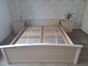 Gratis! Elektrisch verstelbaar bed met nachtkastjes en kast.