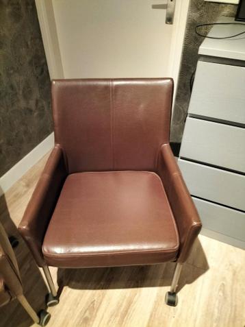 4 Mooie bruine stoelen met wieltjes