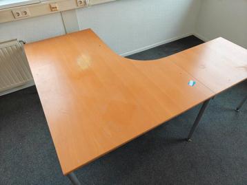 Hoekbureau gratis af te halen in Waalwijk