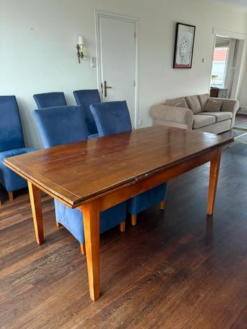 Uitschuifbare houten eettafel met gebruikssporen