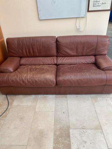 Twee zits bank met twee losse stoelen.