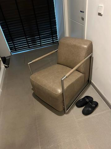2 lederen stoelen met metaal gratis af te halen