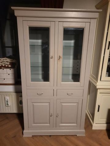 Mooie buffetkast met glazen deuren