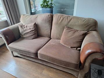 Zitgroep: 2,5-zits bank, 2 stoelen, salontafel, eettafel