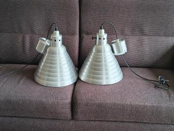 2 industriële lampen