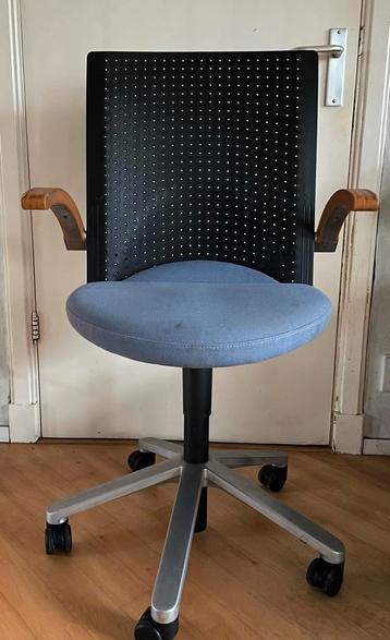 Verstelbare bureaustoel op wielen
