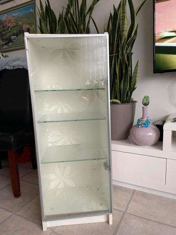 kast met glazen planken, in ruil voor chocolade