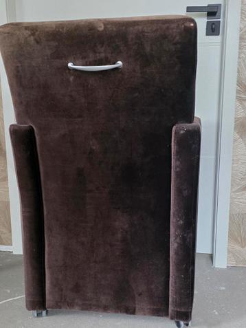 Nieuwe bruine velours stoel met wieltjes