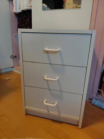 Wit kastje met 3 lades