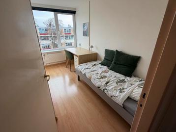 Eenpersoons bed met nagenoeg nieuw matras