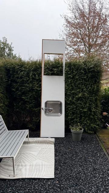 Keukenblad met spoelbak en kraan