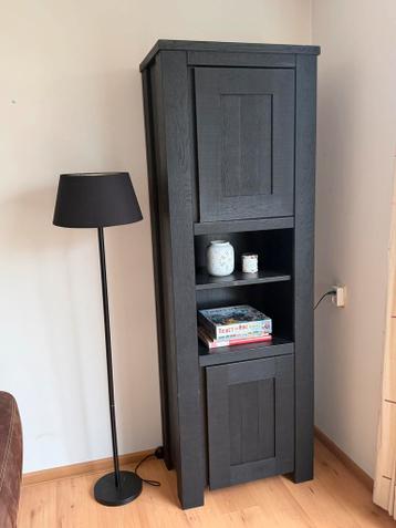 Mooie, zware houten kast met deuren