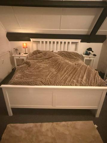 Bedframe hemnes zonder lattebodem met nachtkastjes