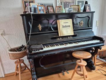Gratis: Antieke piano van F. Adam uit Crefeld. Met pianokruk