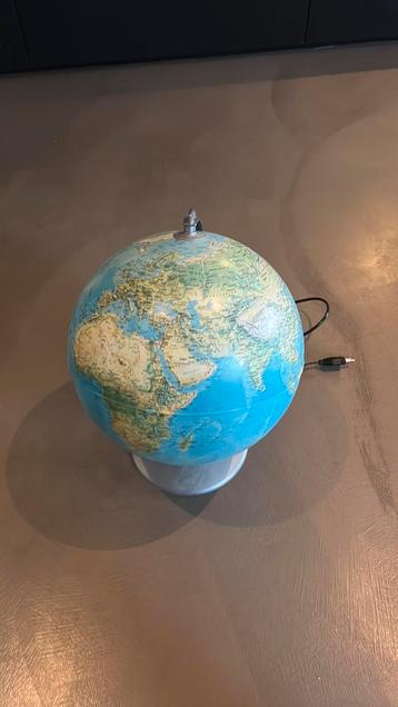 Werkende wereldbol met verlichting