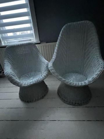 Witte rieten kuipstoelen.
