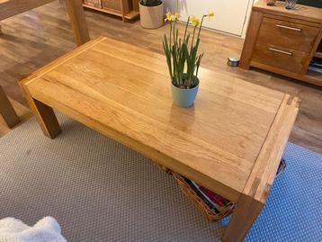 Mooie houten salontafel (met eventueel eettafel)