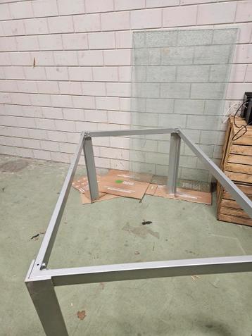 Glazen Tafelblad met Metalen Onderstel