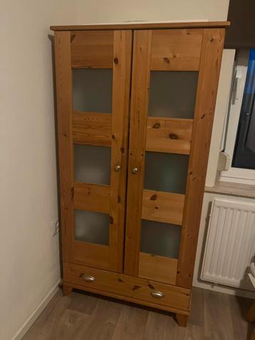 Mooie houten kast met glazen deuren