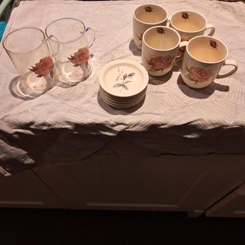 Thee- en koffiekopjes + theezettertjes à rose is