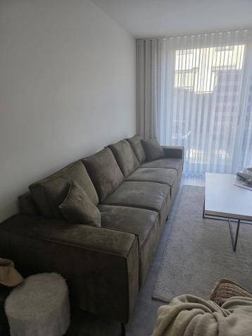 Comfortabele 5 zits rechte bank. Gratis weg.