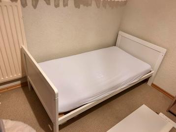 Ledikant meegroeibed 70x140(incl bedrand&matras) +vakkenkast