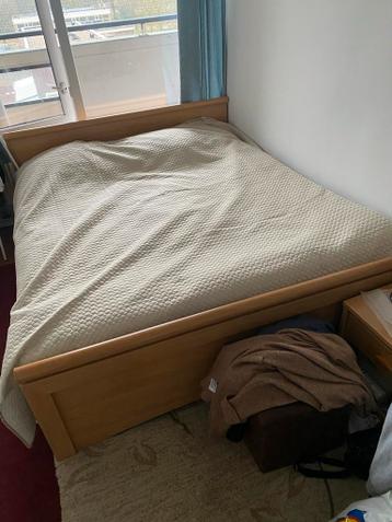 Tweepersoonsbed met 1 nachtkastje